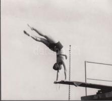 cca 1940 Korschelt Miklós (1900-1982): A kassai strandon, pecséttel jelzett vintage fotó, 14x15 cm