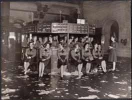 cca 1930 A tőzsde zárása után, filmfotó, 19x25 cm