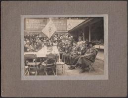 cca 1920 Budapest, a Nagycsarnok keresztény kereskedőinek kerti partija és csoportképe (felirat a zászlón), 10x13 cm, karton 17x22 cm