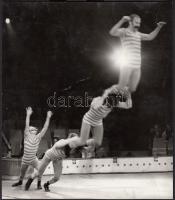 cca 1970 Lackovich László: Cirkuszi akrobaták, 20x18 cm