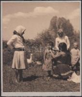 1930 Bácz István: Piliscsabai életkép, aláírt vintage, magyaros stílusú fotóművészeti alkotás, 20x18 cm