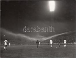 1982 Kabáczy Szilárd: És leszáll a köd, pecséttel jelzett vintage fotó, 18x24 cm