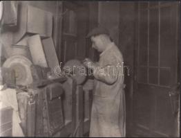 cca 1940-1950 Késes, köszörűs műhely és üzlet, 2 db fotó, 18x24 cm