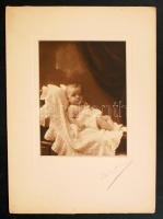 1918 Mai és tsa: Műtermi gyermekfotó, aláírt vintage fotó, fotóméret 18x14 cm, karton 33x24 cm