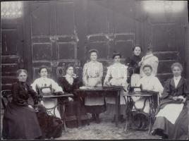 cca 1900 Lowich Béla (Pesterzsébetfalva): Női szabó műhely, kartonra ragasztva, hidegpecséttel jelzett, 19x26 cm