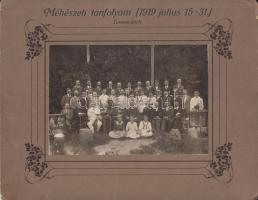 1919 Méhészeti tanfolyam hallgatói Temesvárott, a szükséges kellékekkel, csoportkép mérete 12x17 cm, karton 22x28 cm