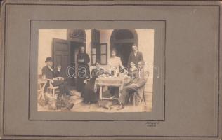 cca 1920 Juhász I (Eger): Egri család vasárnap délután a belső kertben, fotóméret 10x14 cm, karton 17x27 cm