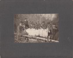 cca 1900 Knebel Jenő (Szombathely): Erdészek és vadászok asszonymentes erdei piknikje, fotóméret 10x16 cm, karton 22x27 cm