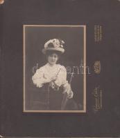 cca 1900 Vámoser Ödön és Burg (Debrecen): Debreceni szépasszony teljes fegyverzetben: kalap, esernyő, lornyon, fotóméret 10x14 cm, karton 24x21 cm