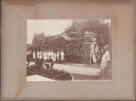 cca 1910 Pékinasok és segédek a kemencék fűtéséhez szükséges farakás előtt, fotóméret 11,5x15,5 cm, karton 19x25