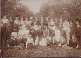 1907 Budapest, I. ker., Istenhegyi Népművelési egyesület dalárdája, próba a szabadban, kartonra ragasztva, 15x21 cm