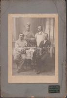 cca 1910 Kerpit K. (Mezőtúr): Búcsúpohár, katonák, civilek sörözgetős csoportképe, fotóméret 14x10 cm, karton 24x16,5