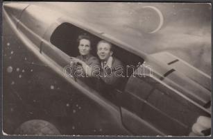 1961 Egy boldog és vidám este a Vidámparkban. Derűs órák, szerelmes percek a levegőben, a vízben és az űrben…, feliratozott fénykép festett díszletek között, 9x14 cm