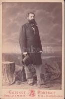 cca 1880 Abdullah Fréres: Egész alakos, műtermi, karakteres férfi portré, festett háttér előtt, kabinetfotó, szép állapotban, 16x11 cm