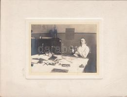 1907 Kassa, Surányi Oszkár okleveles mérnök az irodájában, feliratozott fotó kartonra ragasztva, fotóméret 8x11 cm, karton 16x22 cm