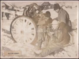 cca 1943 Voronyezs, étkező katonák, feliratozott sajtófotó, 24x18 cm