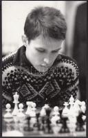 cca 1950 Tóth sakkozás közben, 8x13 cm