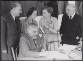 1944 Csathó Kálmán, Kassay Solt, Kolozsváry-Barcsa Mihály, Gáspár Jenő, Kálmán Etelka egy képen, hátoldalán feliratozva, 12x9 cm