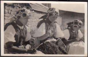 cca 1940 Kalotaszegi varró asszonyok, fotólap, 14x9 cm