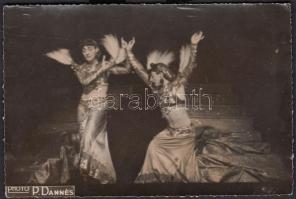 1947 Párizs, P. Dannés Photo: Az Alhambra táncosnői, hátoldalán feliratozva, 15x10 cm