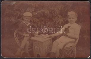 cca 1900-1910 Kártyázó kisfiúk, fotólap, 14x9 cm