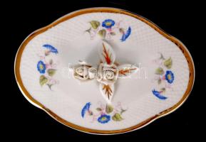 Hollóházi rózsás bonbonier, matricás, jelzett, hibátlan, 16×11 cm /
Chinaware bonbonier in flawless ...