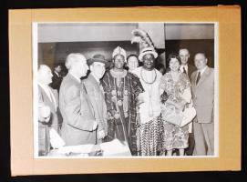 1951-1955 2 db fotó (norvégiai gátépítés, afrikai állami vezetők látogatása) üvegezett keretben, hát...