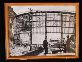 1951-1955 2 db fotó (norvégiai gátépítés, afrikai állami vezetők látogatása) üvegezett keretben, hát...