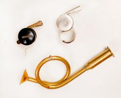 3 db régi jelzősíp, közte egy MÁV vasutas síp