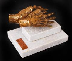 AF jelzéssel: Kezek, MRE Vándorgyűlés Esztergom Dorog, bronz, márvány talapzaton, m: 11 cm, h: 16 cm