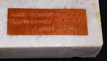 AF jelzéssel: Kezek, MRE Vándorgyűlés Esztergom Dorog, bronz, márvány talapzaton, m: 11 cm, h: 16 cm