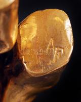 AF jelzéssel: Kezek, MRE Vándorgyűlés Esztergom Dorog, bronz, márvány talapzaton, m: 11 cm, h: 16 cm