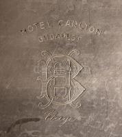 Hotel Carlton Budapest feliratú tálca, 24x29 cm