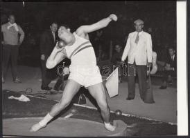 cca 1960-1965 Varjú Vilmos, Európa-bajnok atléta, súlylökő, MTI Fotó, hátoldalán feliratozva, 18x13 ...