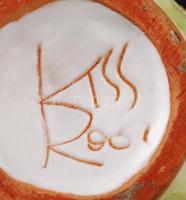 Kiss Roóz Ilona (1920-2010): Figurális gyertyatartó. Festett mázas kerámia, hibátlan, jelzett, m:20 ...