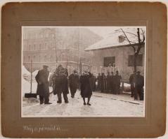 Még a pénzért is..., szociofotó, kartonra kasírozva, fotó 23x17 cm, karton 32x27 cm