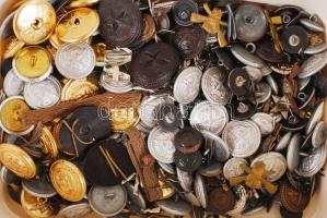 Vegyes katonai tétel, övcsatok, gombok, egyéb