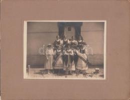 1927 Losonczi: Gyóni Géza emléktáblájának leleplezése, kartonra kasírozva, fotó 16x12 cm, karton 28x...