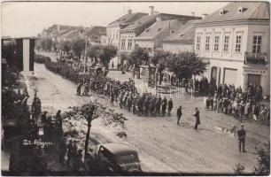 Szászrégen, bevonulás, autó, bank / entry of the Hungarian troops, automobile, bank 'vissza' So. Stpl (EK)