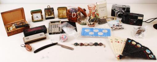 Cipősdoboznyi bolha tétel, 2 db fényképezőgép, működő és hibás karórák, jelvények, fémpénzek, bizsuk, utazóórák, szájharmonika, legyezők, kalkulátor, stb.
