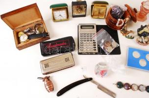 Cipősdoboznyi bolha tétel, 2 db fényképezőgép, működő és hibás karórák, jelvények, fémpénzek, bizsuk...