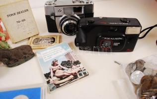 Cipősdoboznyi bolha tétel, 2 db fényképezőgép, működő és hibás karórák, jelvények, fémpénzek, bizsuk...