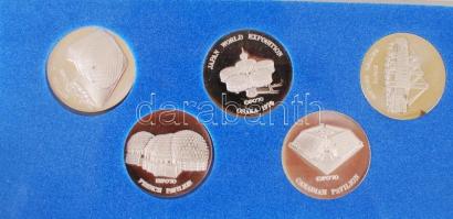 Cipősdoboznyi bolha tétel, 2 db fényképezőgép, működő és hibás karórák, jelvények, fémpénzek, bizsuk...