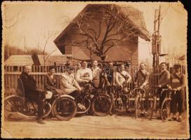 1932 Magyar kerékpár versenyzők és motoros kísérőik. Kissé gyűrött szélű fotó 17x12 cm
