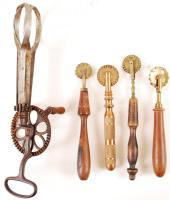 XX. sz. eleje: Konyhai gépek 5 db. Fa és fémnyelvű tésztavágók. Dover Pattern Improved Habverő.