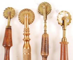 XX. sz. eleje: Konyhai gépek 5 db. Fa és fémnyelvű tésztavágók. Dover Pattern Improved Habverő