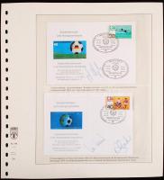 1974 Alkalmi borítékpár albumlapokra ragasztva az 1974-es VB-győztes német csapat 3 játékosának aláí...