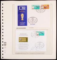 1974 Alkalmi borítékpár albumlapokra ragasztva az 1974-es VB-győztes német csapat játékosának, Gerd ...