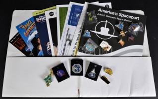 Amerikai Egyesült Államok DN 15db-os, főleg a NASA-val kapcsolatos jelvény tétel, NASA dokumentumokkal, ismertető anyagokkal T:vegyes USA ND 15pcs of different badges, mainly about NASA, with NASA prospectus C:mixed