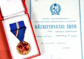 1957. "Közbiztonsági Érem" arany fokozata a rendőrség tagjai részére mellszalaggal, szalagsávval eredeti tokban + adományozói okirat T:2